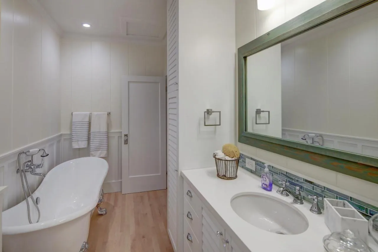 Gorgeous Renovated 1937 Plantation Style Beach House 50 Steps To The Center Of The Beach Home Kailua 0*,