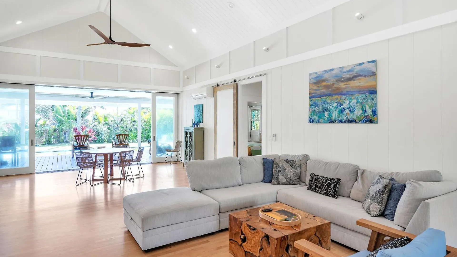 Nyaraló Gorgeous Renovated 1937 Plantation Style Beach House 50 Steps To The Center Of The Beach Home Kailua